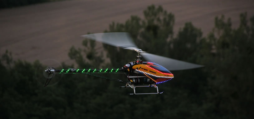 T Rex 700 Nachtflug Bilder, Draufblick Helikopter beleuchtet