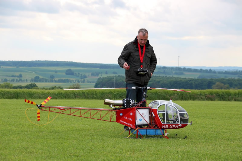 Peter Henning neben Helikopter Big Lama SA315B