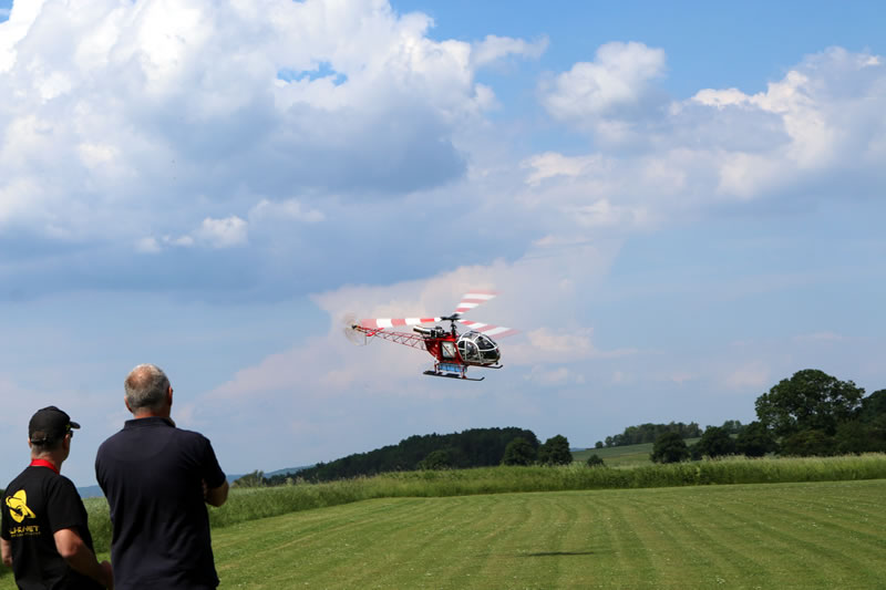 Großer Modellhelikopter